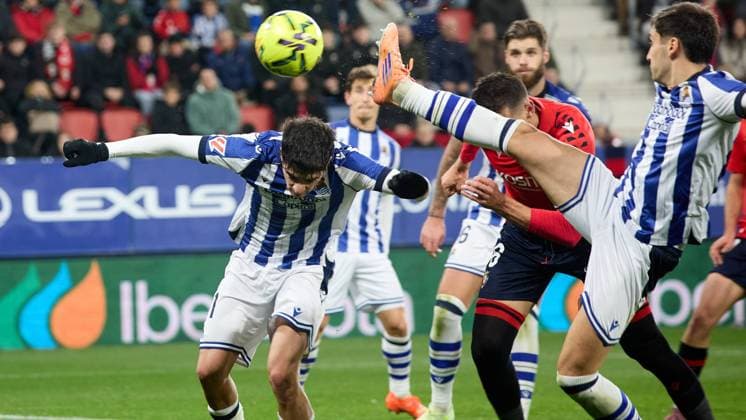 Pamplona, Spain. 22th Nov 2025. Sports. Football Soccer.Football match of La Liga EA Sports between CA Osasuna and Real Sociedad played at El Sadar stadium in Pamplona (Spain) on November 22, 2025. Credit: Inigo Alzugaray Cordon Press  Football 2025-2026