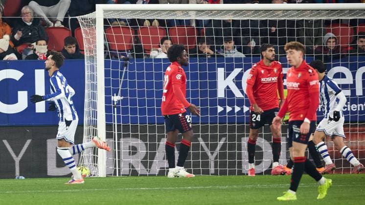 Pamplona, Spain. 22th Nov 2025. Sports. Football Soccer.Real Sociedad players celebrate a goal of Brais Mendez (1-1) during the football match of La Liga EA Sports between CA Osasuna and Real Sociedad played at El Sadar stadium in Pamplona (Spain) on November 22, 2025. Credit: Inigo Alzugaray Cordon Press  Football 2025-2026