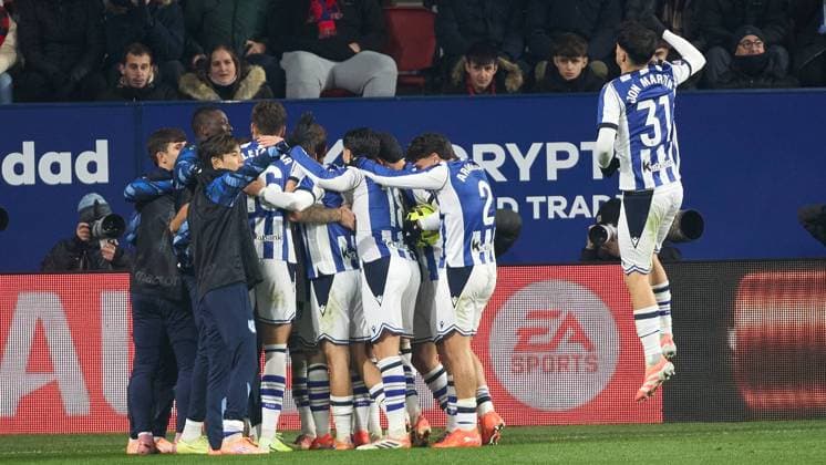 Pamplona, Spain. 22th Nov 2025. Sports. Football Soccer.Real Sociedad players celebrate a goal of Brais Mendez (1-1) during the football match of La Liga EA Sports between CA Osasuna and Real Sociedad played at El Sadar stadium in Pamplona (Spain) on November 22, 2025. Credit: Inigo Alzugaray Cordon Press  Football 2025-2026
