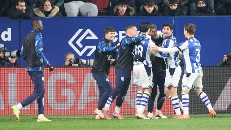 Pamplona, Spain. 22th Nov 2025. Sports. Football Soccer.Real Sociedad players celebrate a goal of Goncalo Guedes (1-2) during the football match of La Liga EA Sports between CA Osasuna and Real Sociedad played at El Sadar stadium in Pamplona (Spain) on November 22, 2025. Credit: Inigo Alzugaray Cordon Press  Football 2025-2026