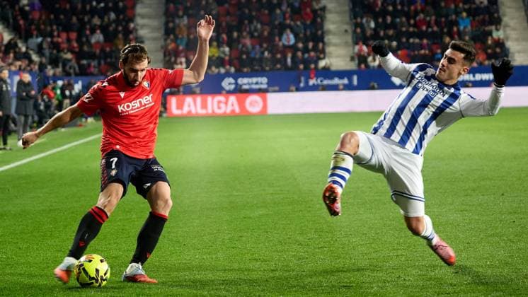 Pamplona, Spain. 22th Nov 2025. Sports. Football Soccer.Jon Moncayola (7. CA Osasuna) and Ander Barrenetxea (7. Real Sociedad) during the football match of La Liga EA Sports between CA Osasuna and Real Sociedad played at El Sadar stadium in Pamplona (Spain) on November 22, 2025. Credit: Inigo Alzugaray Cordon Press  Football 2025-2026