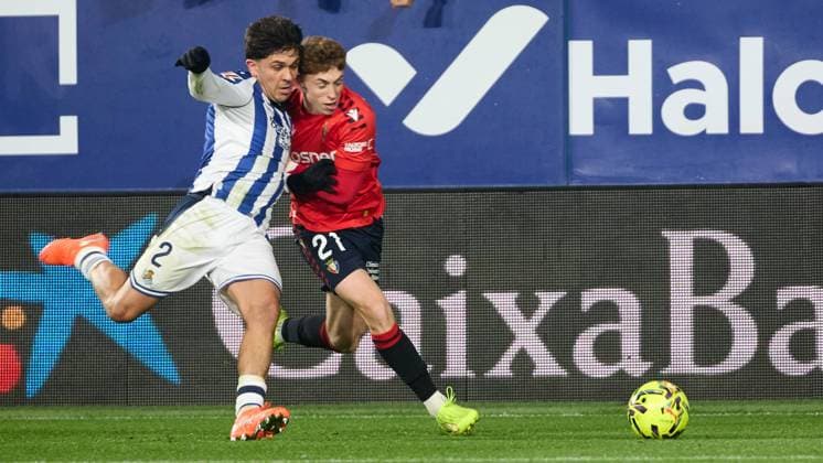 Pamplona, Spain. 22th Nov 2025. Sports. Football Soccer.Jon Aramburu (2. Real Sociedad) and Victor Munoz (21. CA Osasuna) during the football match of La Liga EA Sports between CA Osasuna and Real Sociedad played at El Sadar stadium in Pamplona (Spain) on November 22, 2025. Credit: Inigo Alzugaray Cordon Press  Football 2025-2026