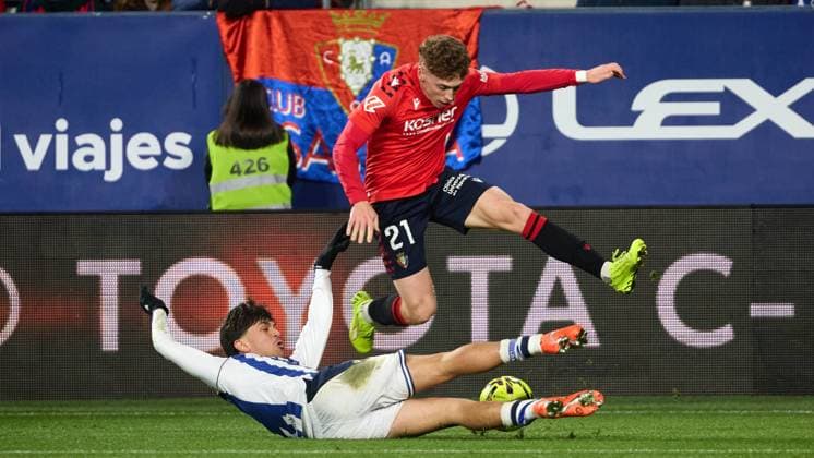 Pamplona, Spain. 22th Nov 2025. Sports. Football Soccer.Jon Aramburu (2. Real Sociedad) and Victor Munoz (21. CA Osasuna) during the football match of La Liga EA Sports between CA Osasuna and Real Sociedad played at El Sadar stadium in Pamplona (Spain) on November 22, 2025. Credit: Inigo Alzugaray Cordon Press  Football 2025-2026