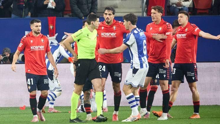 Pamplona, Spain. 22th Nov 2025. Sports. Football Soccer.Mateo Busquets Ferrer (match referee) shows a red card to Inigo Arguibide (41. CA Osasuna) during the football match of La Liga EA Sports between CA Osasuna and Real Sociedad played at El Sadar stadium in Pamplona (Spain) on November 22, 2025. Credit: Inigo Alzugaray Cordon Press  Football 2025-2026