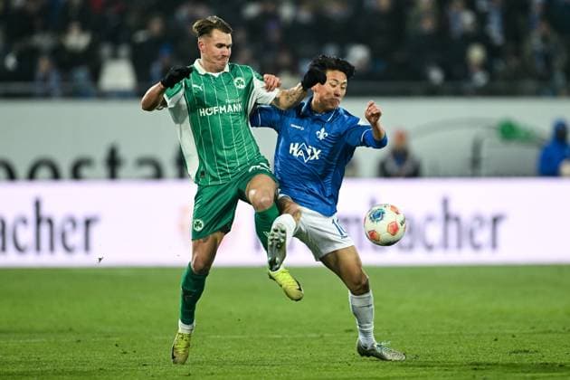 Felix Klaus SpVgg Greuther Fürth, 30 in duel with Hiroki Akiyama SV Darmstadt 1898, 16 , GER, SV Darmstadt 98 vs SpVgg Greuther Fürth, Soccer, 2 Bundesliga, Matchday 13, Season 2025 2026, 22 11 2025 DFL REGULATES PROHIBIT ANY USE OF PHOTOGRAPHS AS IMAGE SEQUENCES AND OR QUASI VIDEO GER, SV Darmstadt 98 vs SpVgg Greuther Fürth, Football, 2 Bundesliga, Matchday 13, Season 2025 2026, 22 11 2025 Darmstadt Copyright: xEibner-Pressefoto FlorianxWiegandx EP_FWD