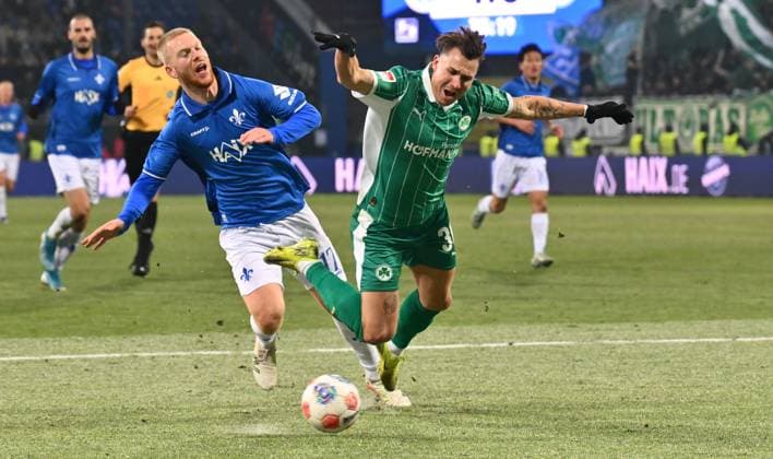 22 11 2025 Soccer Season 2025 2026 2 Soccer Bundesliga 13 Matchday SV Darmstadt 98 SVD Lilien SpVgg Greuther Fürth Kleeblatt Sportfoto Zink xwoxzix DFL regulations prohibit any use of photographs as image sequences and or quasi video only for editorial use Kai Klefisch 17, SV Darmstadt 98 D98 SV98 Felix Klaus 30, SpVgg Greuther Fürth Scene to penalty kick penalty kick