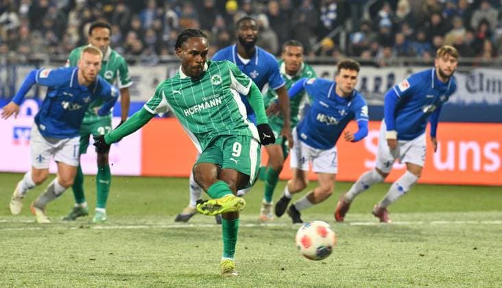 22 11 2025 Soccer Season 2025 2026 2 Soccer Bundesliga 13 Matchday SV Darmstadt 98 SVD Lilien SpVgg Greuther Fürth Kleeblatt Sportfoto Zink xwoxzix DFL regulations prohibit any use of photographs as image sequences and or quasi video only for editorial use Noel Futkeu 9, SpVgg Greuther Fürth scores Goal Goal shot to 1 1 by penalty kick Penalty kick