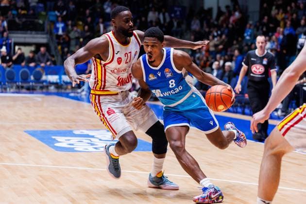 easycredit BBL, Frankfurt Skyliners Fitness First Würzburg Baskets, 22 11 2025 William Christmas Frankfurt Skyliners, 8 with ball against Eddy Edigin Jr Fitness First Würzburg Baskets, 27 Game of the easycredit BBL Frankfurt Skyliners Fitness First Würzburg Baskets on Matchday 8 of the 25 26 season in the Süwag Energie ARENA on 22 11 2025 Copyright: xBEAUTIFULxSPORTS Hahnex