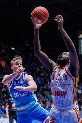 easycredit BBL, Frankfurt Skyliners Fitness First Würzburg Baskets, 22 11 2025 Charles Thompson Fitness First Würzburg Baskets, 32 under the basket against Till Pape Frankfurt Skyliners, 19 Game of the easycredit BBL Frankfurt Skyliners Fitness First Würzburg Baskets on Matchday 8 of the 25 26 season in the Süwag Energie ARENA on 22 11 2025 Copyright: xBEAUTIFULxSPORTS Hahnex