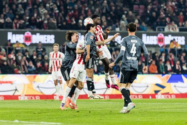KOELN, GERMANY - NOVEMBER 25: Mahmoud Dahoud (Eintracht Frankfurt, 18) and Ragnar Ache (1. FC Koeln, 9) battle for the ball via header during the Bundesliga match between 1. FC Koeln vs. Eintracht Frankfurt at Rheinenergie-Stadion on matchday 11 of the 1. Bundesliga on November 22, 2025 in Koeln, Germany. DFL REGULATIONS PROHIBIT ANY USE OF PHOTOGRAPHS AS IMAGE SEQUENCES AND OR QUASI-VIDEO. North Rhine Westphalia Germany Copyright: xBEAUTIFULxSPORTS Wunderlx