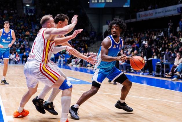easycredit BBL, Frankfurt Skyliners Fitness First Würzburg Baskets, 22 11 2025 Isaiah Swope Frankfurt Skyliners, 1 with ball against Brae Ivey Fitness First Würzburg Baskets, 11 Game of the easycredit BBL Frankfurt Skyliners Fitness First Würzburg Baskets on Matchday 8 of the 25 26 season at the Süwag Energie ARENA on 22 11 2025 Copyright: xBEAUTIFULxSPORTS Hahnex