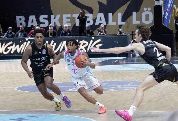 Zachery Cooks Telekom Baskets Bonn , Grant Sherfield Braunschweiger Basketball Loewen , Benny Schroeder Braunschweiger Basketball Loewen Basketball, Men, Season 2025 2026, easyCredit Basketball Bundesliga, Basketball Loewen Braunschweig vs Telekom Baskets Bonn