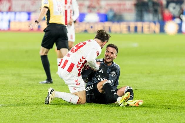 KOELN, GERMANY - NOVEMBER 25: Jan Thielmann (1. FC Koeln, 29) and Mario Goetze (Götze, Gotze, Eintracht Frankfurt, 27) on the floor laughing during the Bundesliga match between 1. FC Koeln vs. Eintracht Frankfurt at Rheinenergie-Stadion on matchday 11 of the 1. Bundesliga on November 22, 2025 in Koeln, Germany. DFL REGULATIONS PROHIBIT ANY USE OF PHOTOGRAPHS AS IMAGE SEQUENCES AND OR QUASI-VIDEO. North Rhine Westphalia Germany Copyright: xBEAUTIFULxSPORTS Wunderlx