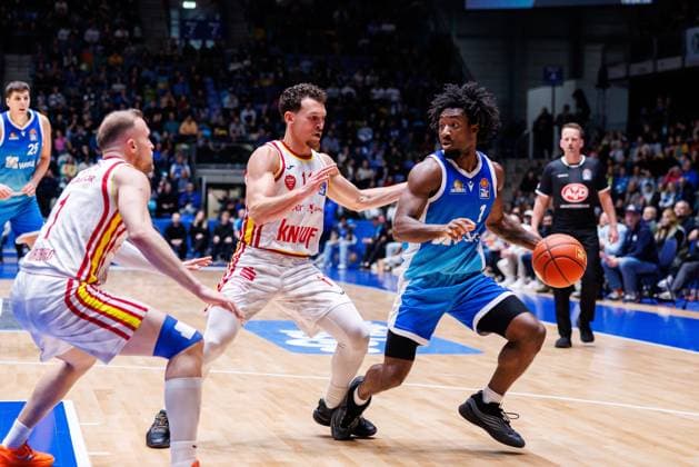 easycredit BBL, Frankfurt Skyliners Fitness First Würzburg Baskets, 22 11 2025 Isaiah Swope Frankfurt Skyliners, 1 with ball against Brae Ivey Fitness First Würzburg Baskets, 11 Game of the easycredit BBL Frankfurt Skyliners Fitness First Würzburg Baskets on Matchday 8 of the 25 26 season at the Süwag Energie ARENA on 22 11 2025 Copyright: xBEAUTIFULxSPORTS Hahnex