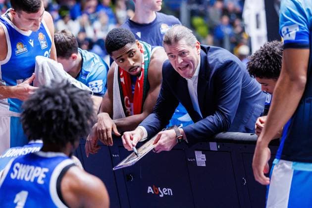 easycredit BBL, Frankfurt Skyliners Fitness First Würzburg Baskets, 22 11 2025 Coach Klaus Perwas Frankfurt Skyliners with instructions to his team during a timeout Game of the easycredit BBL Frankfurt Skyliners Fitness First Würzburg Baskets on Matchday 8 of the 25 26 season in the Süwag Energie ARENA on 22 11 2025 Copyright: xBEAUTIFULxSPORTS Hahnex