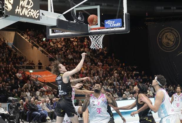 Benny Schroeder Braunschweiger Basketball Loewen , Jeff Garrett Jr Telekom Baskets Bonn Basketball, Men, Season 2025 2026, easyCredit Basketball Bundesliga, Basketball Loewen Braunschweig vs Telekom Baskets Bonn