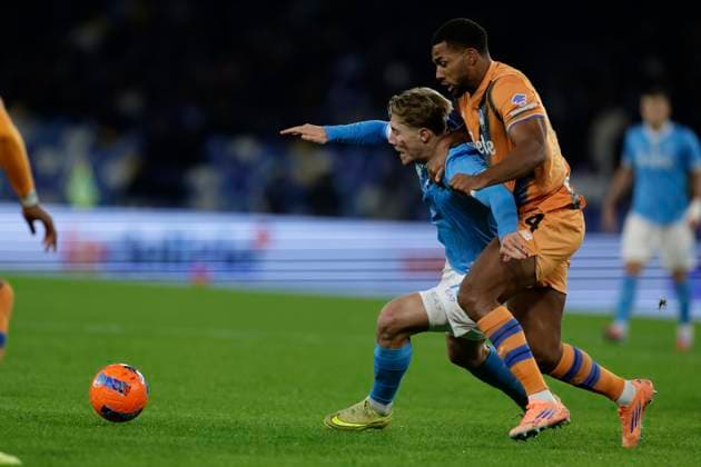 SSC Napoli vs Atalanta BC Napoli s Danish forward Rasmus Hojlund challenges for the ball with Atalanta s Swedish defender Isak Hien during the Serie A football match between SSC Napoli and Atalanta BCat the Diego Armando Maradona Stadium in Naples, November 22, 2025. _BPH5481 Copyright: xAntonioxBalascox