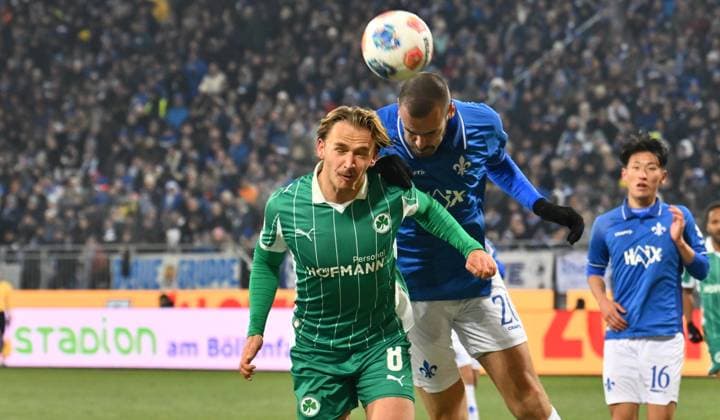 22 11 2025 Soccer Season 2025 2026 2 Soccer Bundesliga 13 Matchday SV Darmstadt 98 SVD Lilien SpVgg Greuther Fürth Kleeblatt Sportfoto Zink xwoxzix DFL regulations prohibit any use of photographs as image sequences and or quasi video only for editorial use Mathias Flaga Olesen 8, SpVgg Greuther Fürth Aleksandar Vukotic 20, SV Darmstadt 98 D98 SV98