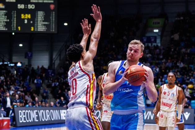 easycredit BBL, Frankfurt Skyliners Fitness First Würzburg Baskets, 22 11 2025 Till Pape Frankfurt Skyliners, 19 with ball against Davion Mintz Fitness First Würzburg Baskets, 10 Game of the easycredit BBL Frankfurt Skyliners Fitness First Würzburg Baskets on Matchday 8 of the 25 26 season at the Süwag Energie ARENA on 22 11 2025 Copyright: xBEAUTIFULxSPORTS Hahnex