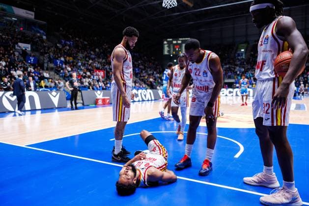 easycredit BBL, Frankfurt Skyliners Fitness First Würzburg Baskets, 22 11 2025 Davion Mintz Fitness First Würzburg Baskets, 10 lies on the floor with back pain after a fall Game of the easycredit BBL Frankfurt Skyliners Fitness First Würzburg Baskets on Matchday 8 of the 25 26 season in the Süwag Energie ARENA on 22 11 2025 Copyright: xBEAUTIFULxSPORTS Hahnex