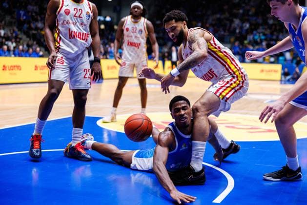 easycredit BBL, Frankfurt Skyliners Fitness First Würzburg Baskets, 22 11 2025 William Christmas Frankfurt Skyliners, 8 slips while dribbling and tries to pass the ball in the air, but gets stuck on David Muenkat Fitness First Würzburg Baskets, 55 Game of the easycredit BBL Frankfurt Skyliners Fitness First Würzburg Baskets on Matchday 8 of the 25 26 season at the Süwag Energie ARENA on 22 11 2025 Copyright: xBEAUTIFULxSPORTS Hahnex