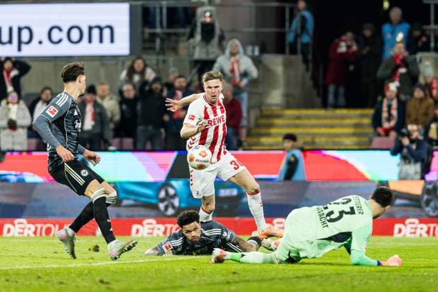 KOELN, GERMANY - NOVEMBER 25: Marius Buelter (Bülter, Bulter, 1. FC Koeln, 30) trying to score against Aurelio Buta (Eintracht Frankfurt, 24) and Michael Zetterer (Eintracht Frankfurt, 23) during the Bundesliga match between 1. FC Koeln vs. Eintracht Frankfurt at Rheinenergie-Stadion on matchday 11 of the 1. Bundesliga on November 22, 2025 in Koeln, Germany. DFL REGULATIONS PROHIBIT ANY USE OF PHOTOGRAPHS AS IMAGE SEQUENCES AND OR QUASI-VIDEO. North Rhine Westphalia Germany Copyright: xBEAUTIFULxSPORTS Wunderlx