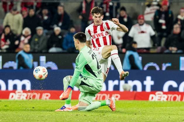 KOELN, GERMANY - NOVEMBER 25: Jakub Kaminski (1. FC Koeln, 16) tries to score against Michael Zetterer (Eintracht Frankfurt, 23) during the Bundesliga match between 1. FC Koeln vs. Eintracht Frankfurt at Rheinenergie-Stadion on matchday 11 of the 1. Bundesliga on November 22, 2025 in Koeln, Germany. DFL REGULATIONS PROHIBIT ANY USE OF PHOTOGRAPHS AS IMAGE SEQUENCES AND OR QUASI-VIDEO. North Rhine Westphalia Germany Copyright: xBEAUTIFULxSPORTS Wunderlx