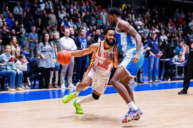 easycredit BBL, Frankfurt Skyliners Fitness First Würzburg Baskets, 22 11 2025 Davion Mintz Fitness First Würzburg Baskets, 10 with full commitment against William Christmas Frankfurt Skyliners, 8 Game of the easycredit BBL Frankfurt Skyliners Fitness First Würzburg Baskets on Matchday 8 of the 25 26 season in the Süwag Energie ARENA on 22 11 2025 Copyright: xBEAUTIFULxSPORTS Hahnex
