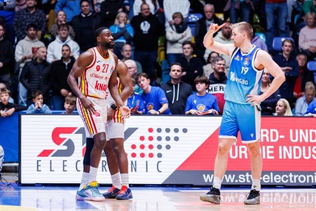 easycredit BBL, Frankfurt Skyliners Fitness First Würzburg Baskets, 22 11 2025 Eddy Edigin Jr Fitness First Würzburg Baskets, 27 leaves the court with his fifth personal foul Game of the easycredit BBL Frankfurt Skyliners Fitness First Würzburg Baskets on Matchday 8 of the 25 26 season at the Süwag Energie ARENA on 22 11 2025 Copyright: xBEAUTIFULxSPORTS Hahnex