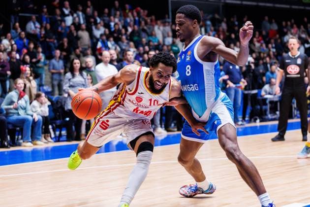 easycredit BBL, Frankfurt Skyliners Fitness First Würzburg Baskets, 22 11 2025 Davion Mintz Fitness First Würzburg Baskets, 10 with full commitment against William Christmas Frankfurt Skyliners, 8 Game of the easycredit BBL Frankfurt Skyliners Fitness First Würzburg Baskets on Matchday 8 of the 25 26 season in the Süwag Energie ARENA on 22 11 2025 Copyright: xBEAUTIFULxSPORTS Hahnex