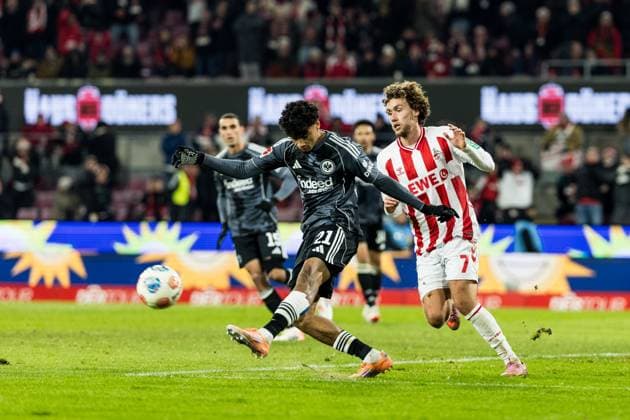 KOELN, GERMANY - NOVEMBER 25: Nathaniel Brown (Eintracht Frankfurt, 21) and Luca Waldschmidt (1. FC Koeln, 7) battle for the ball during the Bundesliga match between 1. FC Koeln vs. Eintracht Frankfurt at Rheinenergie-Stadion on matchday 11 of the 1. Bundesliga on November 22, 2025 in Koeln, Germany. DFL REGULATIONS PROHIBIT ANY USE OF PHOTOGRAPHS AS IMAGE SEQUENCES AND OR QUASI-VIDEO. North Rhine Westphalia Germany Copyright: xBEAUTIFULxSPORTS Wunderlx