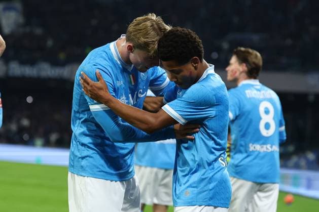 David Neres of SSC Napoli celebrates with team mate Rasmus Hojlund, after scoring the goal of 1-0 during the Serie A 2025 2026 football match between SSC Napoli and Atalanta BC at Diego Armando Maradona stadium in Naples (Italy), November 22nd, 2025. CesarexPurini