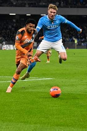November 22, 2025, Napoli, Italy: Atalanta™s midfielder Ederson (L) Napoli s forward Rasmus Hojlund in action during the Italian Serie A soccer match SSC Napoli vs Atalanta BC at Diego Armando Maradona Stadium in Naples, Italy, 22 november 2025. ANSA CIRO FUSCO Serie A: Napoli Vs Atalanta  - ZUMAa110 20251122_zaf_a110_066 Copyright: xCiroxFuscox