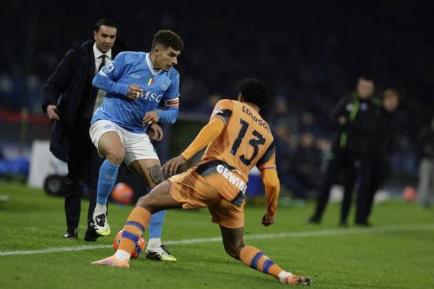 CALCIO - Serie A - SSC Napoli vs Atalanta BC Napoli s Italian defender Giovanni Di Lorenzo challenges for the ball with Atalanta s Brazilian midfielder Ederson during the Serie A football match between SSC Napoli and Atalanta BCat the Diego Armando Maradona Stadium in Naples, November 22, 2025. Naples Italy  Copyright: xIPAxSport ABACAx
