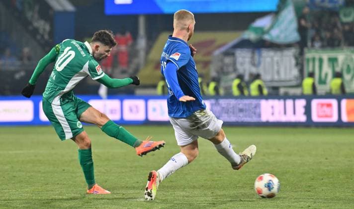 22 11 2025 Soccer Season 2025 2026 2 Soccer Bundesliga 13 Matchday SV Darmstadt 98 SVD Lilien SpVgg Greuther Fürth Kleeblatt Sportfoto Zink xwoxzix DFL regulations prohibit any use of photographs as image sequences and or quasi video only for editorial use Branimir Hrgota 10, SpVgg Greuther Fürth Kai Klefisch 17, SV Darmstadt 98 D98 SV98