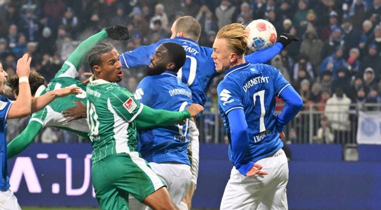 22 11 2025 Soccer season 2025 2026 2 Soccer Bundesliga 13 Matchday SV Darmstadt 98 SVD Lilien SpVgg Greuther Fürth Kleeblatt Sportfoto Zink xwoxzix DFL regulations prohibit any use of photographs as image sequences and or quasi video only for editorial use Handspiel Aleksandar Vukotic 20, SV Darmstadt 98 D98 SV98 in Strafraum kein Penfmeter Strafstoß nach Videobeweis VAR