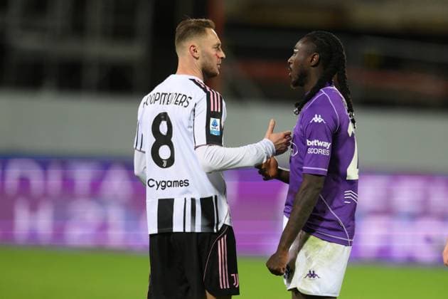 22nd November 2025, Artemio Franchi Stadium, Florence, Italy; Italian Serie A Football; Fiorentina versus Juventus; Teun Koopmeiners of FC Juventus and Moise Kean of AC Fiorentina shake hands at the end of match  AllShotLive