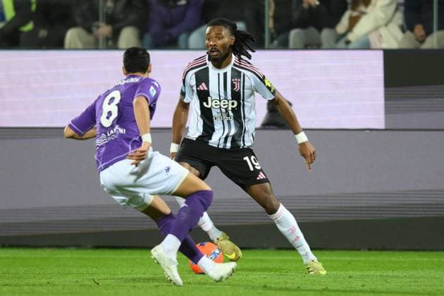 22nd November 2025, Artemio Franchi Stadium, Florence, Italy; Italian Serie A Football; Fiorentina versus Juventus; Khephren Thuram of FC Juventus takes on Rolando Mandragora of AC Fiorentina  AllShotLive