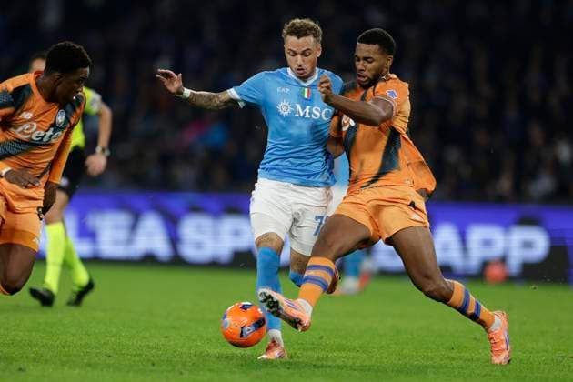 SSC Napoli vs Atalanta BC Napoli s Dutch midfielder Noa Lang challenges for the ball with Atalanta s Swedish defender Isak Hien during the Serie A football match between SSC Napoli and Atalanta BC at the Diego Armando Maradona Stadium in Naples, November 22, 2025. _BPH6433 Copyright: xAntonioxBalascox