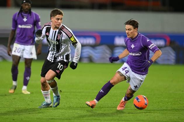 22nd November 2025, Artemio Franchi Stadium, Florence, Italy; Italian Serie A Football; Fiorentina versus Juventus; Nicolo Fagioli of Fiorentina under pressure from Kenan Y& x131;ld& x131;z of FC Juventus  AllShotLive