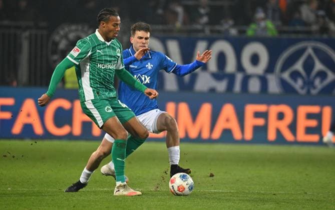 22 11 2025 Soccer Season 2025 2026 2 Soccer Bundesliga 13 Matchday SV Darmstadt 98 SVD Lilien SpVgg Greuther Fürth Kleeblatt Sportfoto Zink MeZi xmexzix DFL regulations prohibit any use of photographs as image sequences and or quasi video only for editorial use David Abrangao 40, SpVgg Greuther Fürth Sergio Lopez 2, SV Darmstadt 98 D98 SV98, rechts