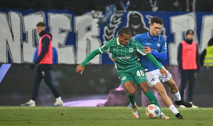 22 11 2025 Soccer Season 2025 2026 2 Soccer Bundesliga 13 Matchday SV Darmstadt 98 SVD Lilien SpVgg Greuther Fürth Kleeblatt Sportfoto Zink MeZi xmexzix DFL regulations prohibit any use of photographs as image sequences and or quasi video only for editorial use David Abrangao 40, SpVgg Greuther Fürth Sergio Lopez 2, SV Darmstadt 98 D98 SV98, rechts