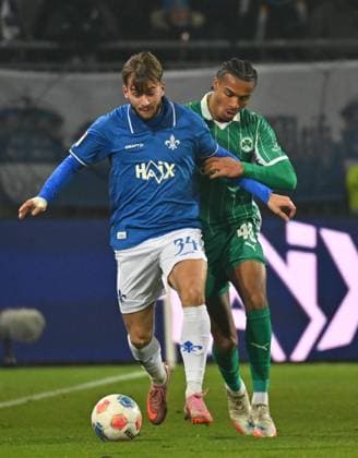 22 11 2025 Soccer Season 2025 2026 2 Soccer Bundesliga 13 Matchday SV Darmstadt 98 SVD Lilien SpVgg Greuther Fürth Kleeblatt Sportfoto Zink MeZi xmexzix DFL regulations prohibit any use of photographs as image sequences and or quasi video only for editorial use Killian Corredor 34, SV Darmstadt 98 D98 SV98 David Abrangao 40, SpVgg Greuther Fürth, rechts