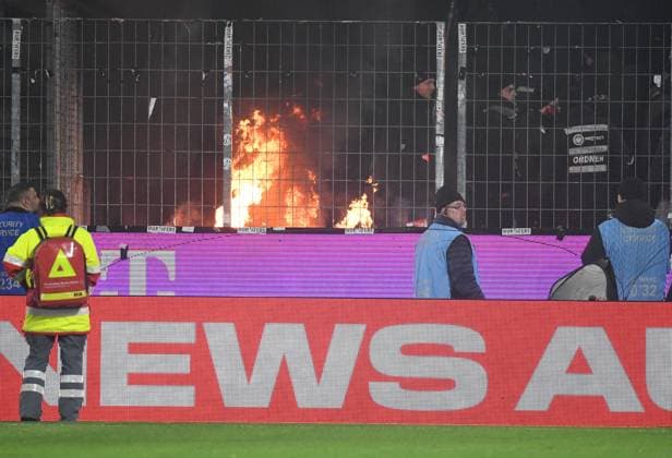 22 11 2025, xophax, Soccer 1 Bundesliga, 1 FC Koeln Eintracht Frankfurt Fire in Frankfurt Fan Block DFL DFB REGULATIONS PROHIBIT ANY USE OF PHOTOGRAPHS as IMAGE SEQUENCES and or QUASI VIDEO Koeln