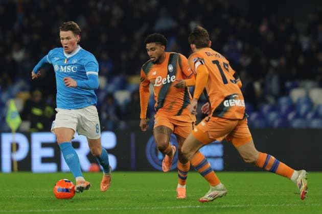 Napoli s Scott McTominay, Atalanta s Ederson during the Serie A soccer match between Napoli and Atalanta at the Diego Armando Maradona Stadium in Naples, southern italy - Saturday , November 22 , 2025. - Soccer .  Copyright: xAlessandroxGarofalo LaPressex