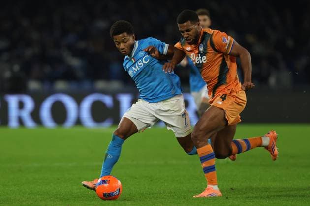Napoli s David Neres, Atalanta s Isak Hien during the Serie A soccer match between Napoli and Atalanta at the Diego Armando Maradona Stadium in Naples, southern italy - Saturday , November 22 , 2025. - Soccer .  Copyright: xAlessandroxGarofalo LaPressex