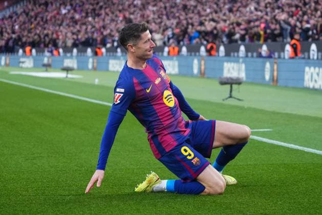 ESP: FC Barcelona, Barca - Athletic CLub. La Liga EA Sports. Date 13 Robert Lewandowski of FC Barcelona celebrates the 1-0 during the La Liga EA Sports match between FC Barcelona and Athletic Club played at Spotify Camp Nou Stadium on November 22 2025 in Barcelona, Spain. kpng Copyright: xSergioxRuizx xPRESSINx PS_251122_BAR_ATH_061