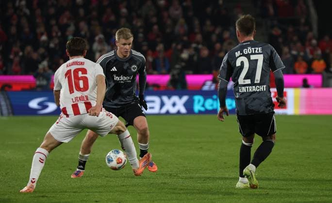 v l Jakub Kaminski 1 FC Koeln 16 , Jonathan Burkardt Eintracht Frankfurt 09 , Mario Goetze Eintracht Frankfurt 27 GER, 1 FC Koeln vs Eintracht Frankfurt, Football, Bundesliga, Matchday 11, Season 2025 2026, 22 11 2025 DFL DFB REGULATIONS PROHIBIT ANY USE OF PHOTOGRAPHS as IMAGE SEQUENCES and or QUASI VIDEO GER, 1 FC Koeln vs Eintracht Frankfurt, Football, Bundesliga, Matchday 11, Season 2025 2026, 22 11 2025 Koeln Copyright: xEibner-Pressefotox xThomasxStoeckerx EP_TSR