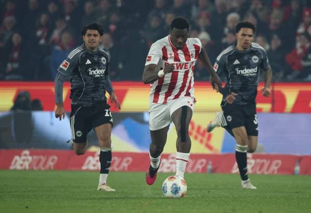 v l Mo Dahoud Eintracht Frankfurt 18 , Ragnar Ache 1 FC Koeln 09 , Nnamdi Collins Eintracht Frankfurt 34 GER, 1 FC Koeln vs Eintracht Frankfurt, Football, Bundesliga, Matchday 11, Season 2025 2026, 22 11 2025 DFL DFB REGULATIONS PROHIBIT ANY USE OF PHOTOGRAPHS as IMAGE SEQUENCES and or QUASI VIDEO GER, 1 FC Koeln vs Eintracht Frankfurt, Football, Bundesliga, Matchday 11, Season 2025 2026, 22 11 2025 Koeln Copyright: xEibner-Pressefotox xThomasxStoeckerx EP_TSR