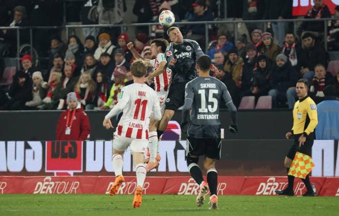 In the header duel Jakub Kaminski 1 FC Koeln 16 and Rasmus Kristensen Eintracht Frankfurt 13 , in front Florian Kainz 1 FC Koeln 11 , Ellyes Skhiri Eintracht Frankfurt 15 GER, 1 FC Koeln vs Eintracht Frankfurt, Football, Bundesliga, Matchday 11, Matchday 2025 2026, 22 11 2025 DFL DFB REGULATIONS PROHIBIT ANY USE OF PHOTOGRAPHS as IMAGE SEQUENCES and or QUASI VIDEO GER, 1 FC Koeln vs Eintracht Frankfurt, Football, Bundesliga, Matchday 11, Matchday 2025 2026, 22 11 2025 Koeln Copyright: xEibner-Pressefotox xThomasxStoeckerx EP_TSR